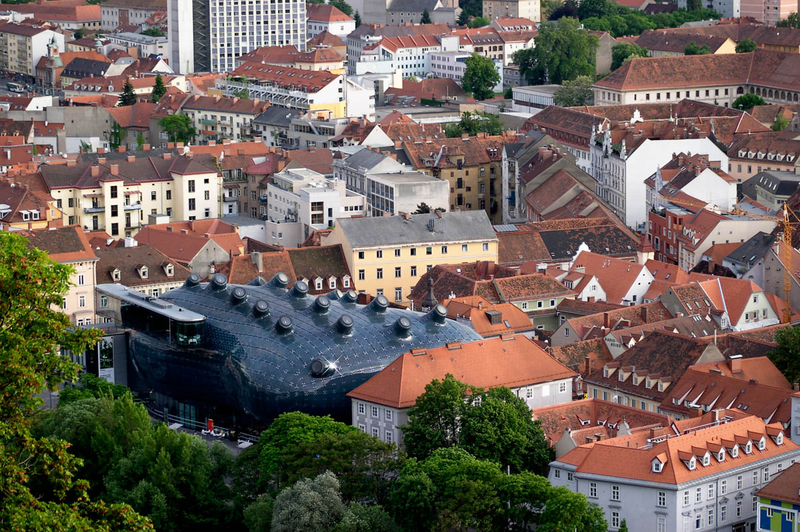 Illustration for article titled Buildings that look like UFO crash landings